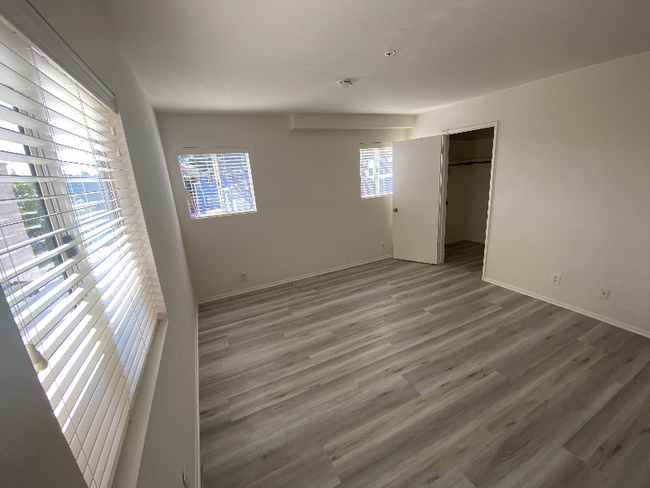 Building Photo - 861 Manhattan Beach Blvd