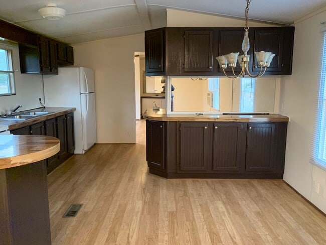 Building Photo - 3 BR, 2 BA Single Wide on Private Lot *Pri...