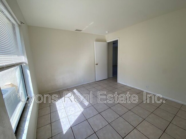 Building Photo - 801 SE 5th Ave