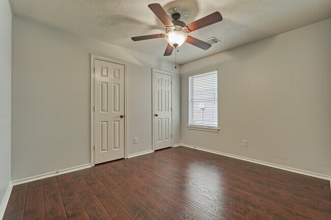 Building Photo - 27 E Russet Grove Cir