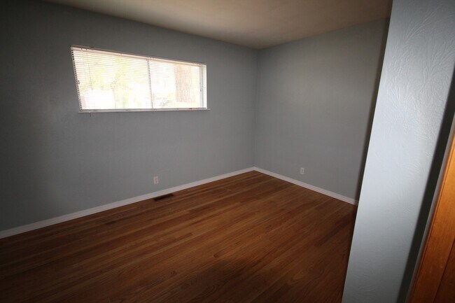 Building Photo - SHORT TERM through 4/30/26 ONLY!  Midtown ...