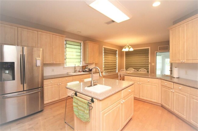 Building Photo - 1060 River Valley Dr