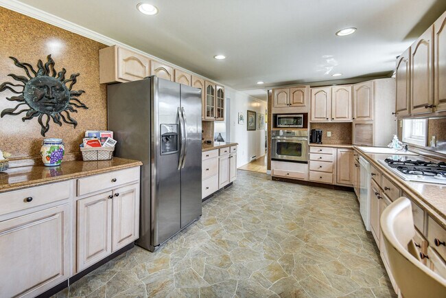Building Photo - 31345 Sunset Dr