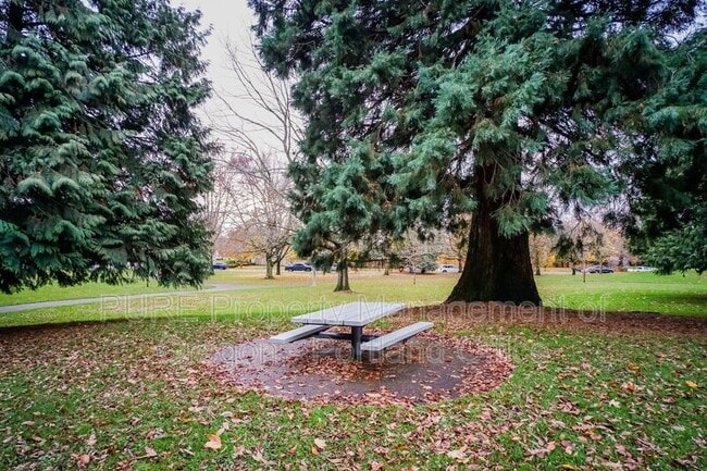 Building Photo - 14142 NE Sandy Blvd