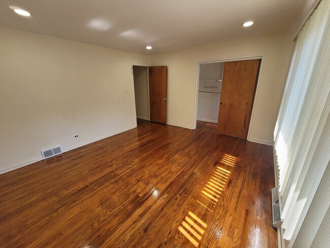 Building Photo - 8950 Skokie Blvd