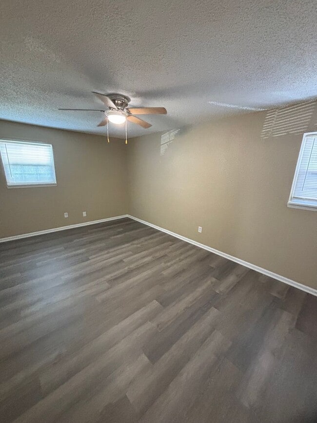 Building Photo - Large 2 bdrm/1.5bath apt 750.00 in Indepen...