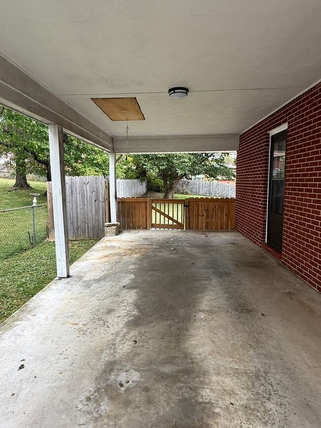 Building Photo - 3 Bedrooms, 1.5 Baths, Ranch in North Roan...