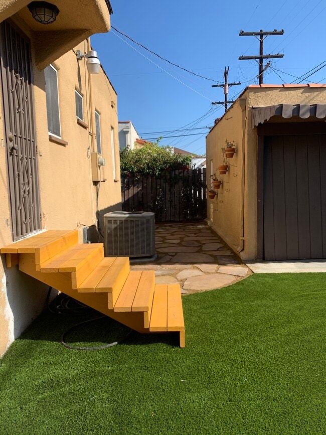 Building Photo - 4222 S Bronson Ave