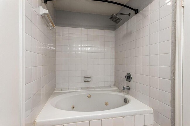 Building Photo - 9850 Pagewood Ln
