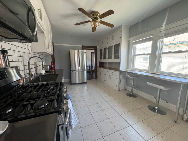 Kitchen - 821 E Pearson St