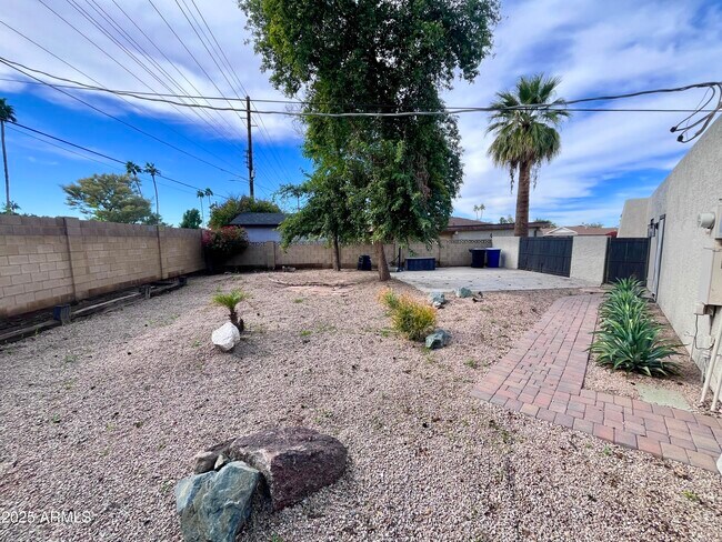 Building Photo - 2129 E Huntington Dr