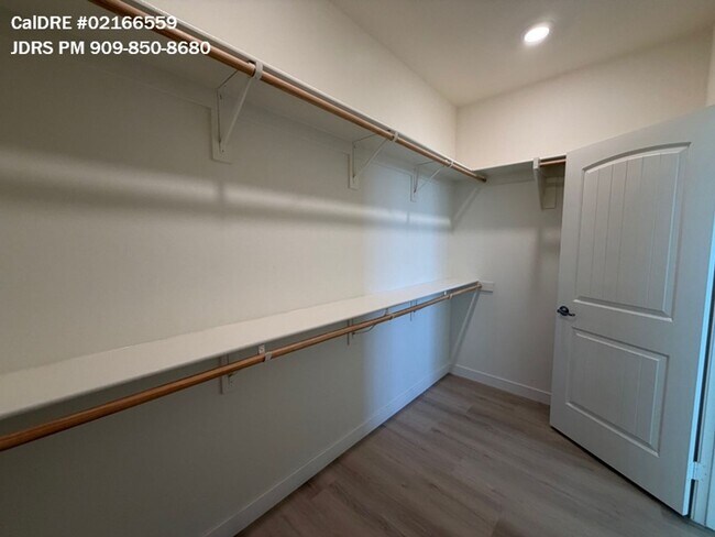Building Photo - Eastvale 4 Bedroom Condo