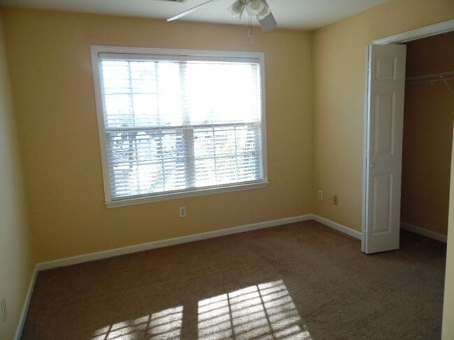 Building Photo - Stunning 4 bedroom with mother-in-law suite on main level