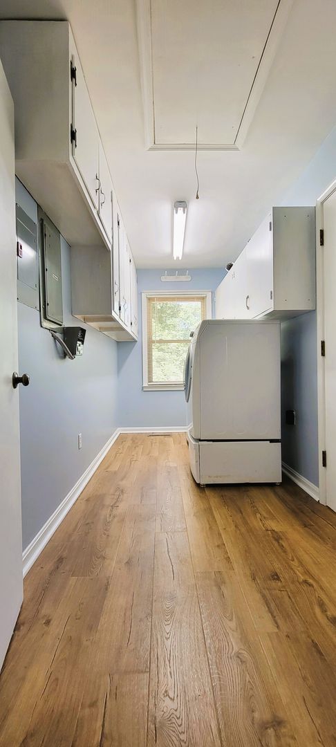 Building Photo - Large 3 bedroom rancher on huge lot off of...