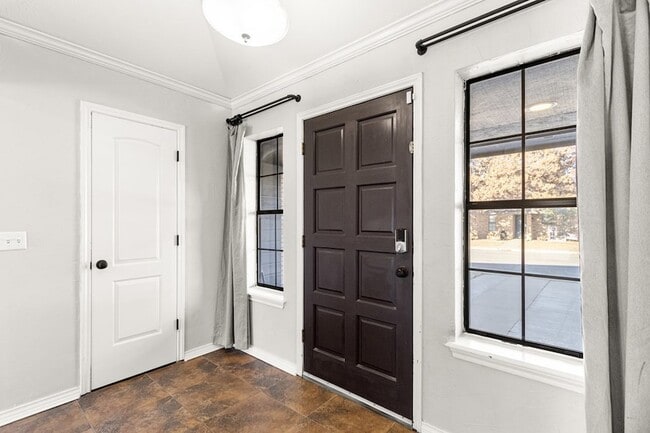 Building Photo - 3701 Oakmont Dr