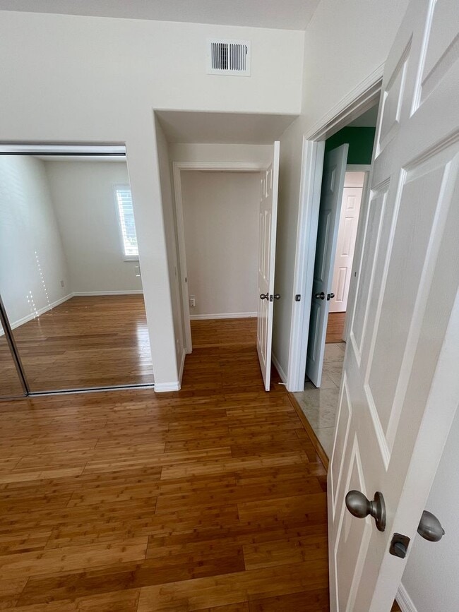 Building Photo - Very Spacious 1 Bed, 1 Bath Condo in Mission Viejo For Rent-In Unit Laundry and Attached Garage