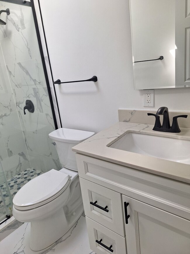 Building Photo - 3 bedroom /2 full bathroom- Yorktown