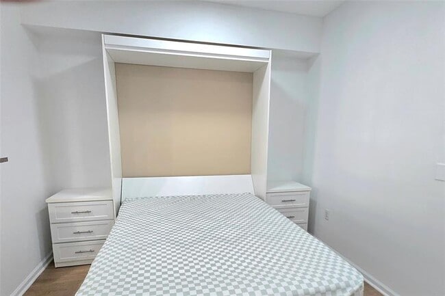 Building Photo - 533 NE 3rd Ave