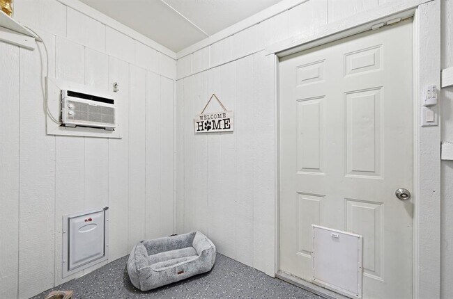 Building Photo - 303 Pin Oak Dr