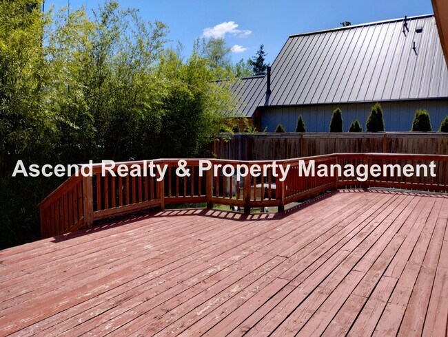 Building Photo - Spacious One Level Open Floor Plan with La...