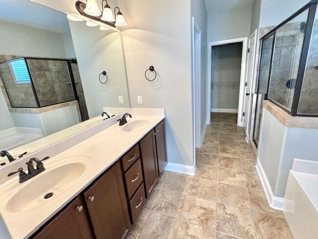 Building Photo - Now Leasing a 4-bedroom 2 bath home in Oli...