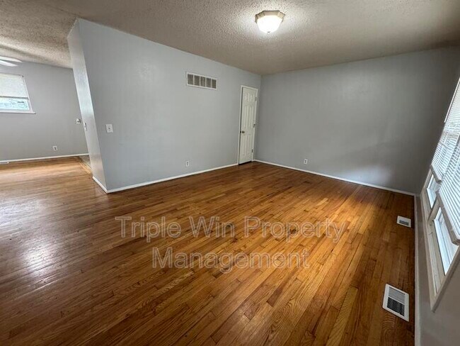 Building Photo - 220 Falcon Dr