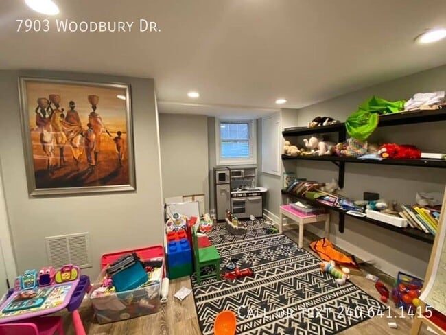 Building Photo - 7903 Woodbury Dr