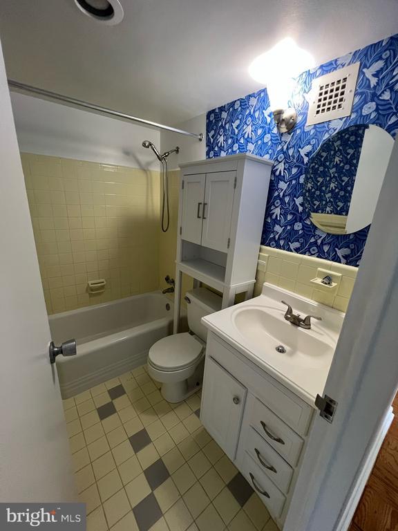 Building Photo - 6631 Wakefield Dr