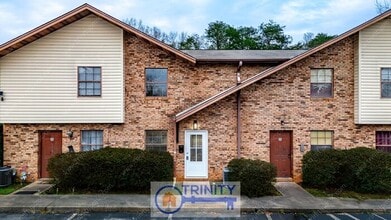 Building Photo - Newly updated and spacious!