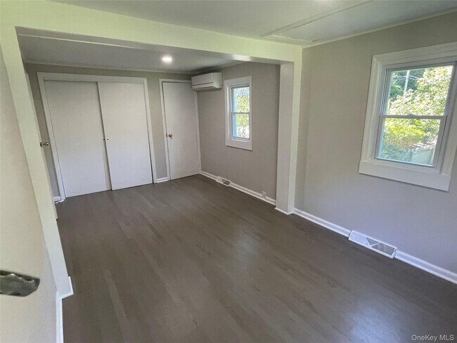 Building Photo - 114 Lake Kitchawan Dr