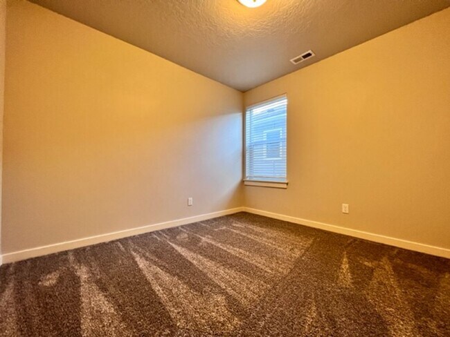 Building Photo - Beautiful Home in Meridian! Solar Power and Landscaping included.