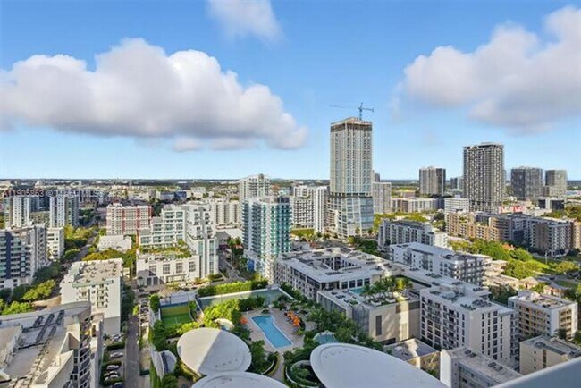 Building Photo - 700 NE 24th St