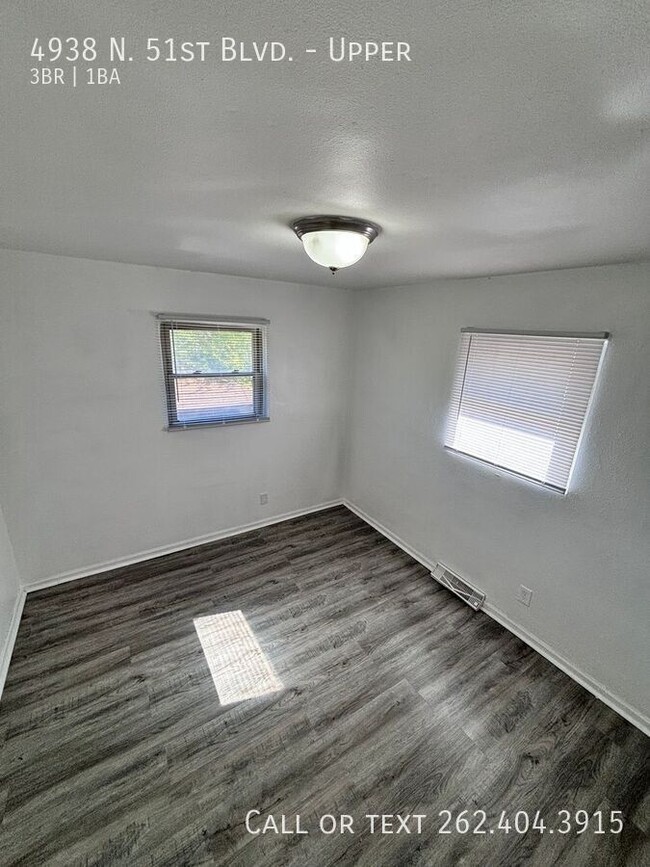 Building Photo - Spacious 3 Bedroom Upper-Make This Your Ne...