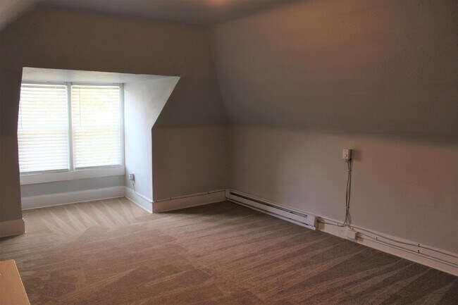 Building Photo - 932 Linwood Ave