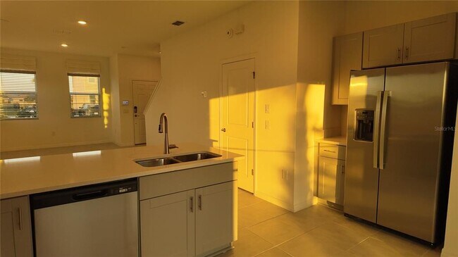 Building Photo - 2004 Viewfinder St