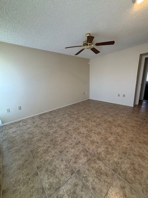 Building Photo - 9709 W Glen Oaks Cir