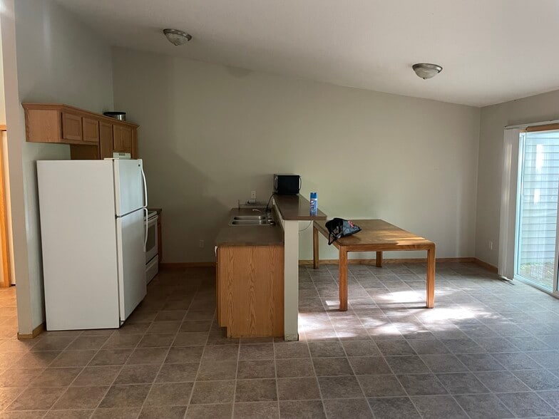 Building Photo - 300 Linden St N