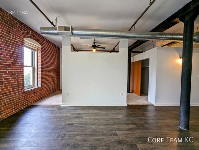 Building Photo - Large Loft in River Market!