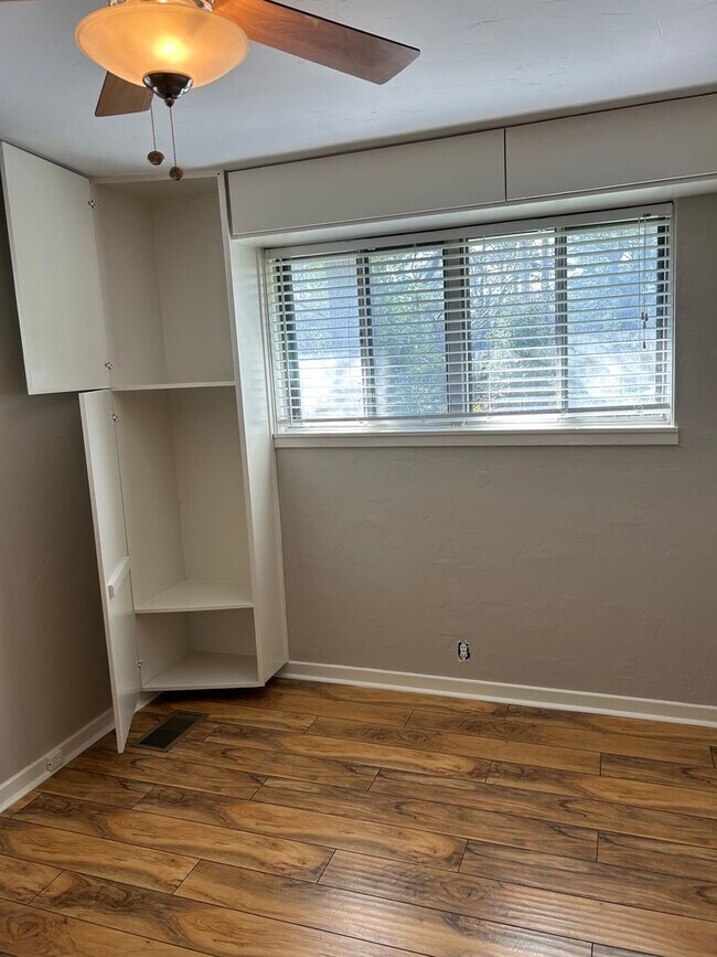 Building Photo - Contact Peggy 501 676 1758