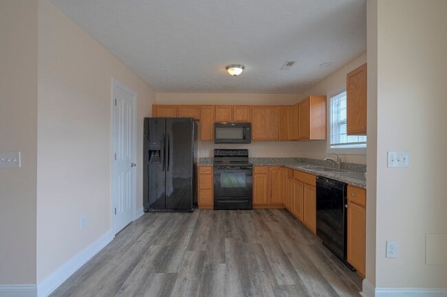 Building Photo - Oak Tree Townhome | 4 Bed, 4.5 Bath | Available Now!