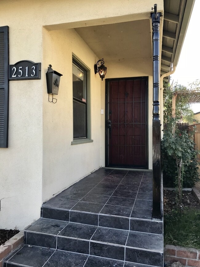 Building Photo - Adorable House in North Bakersfield!