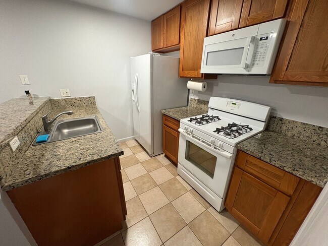 Building Photo - Rent Today! Available Charming 2 Bed 1 Bath in North Highlands Area!