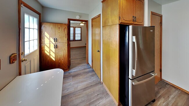 Building Photo - Welcome to this charming 3 bedroom, 1 bath...