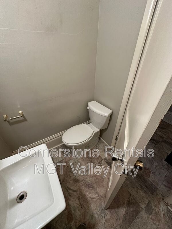 Building Photo - 141 6th St NW