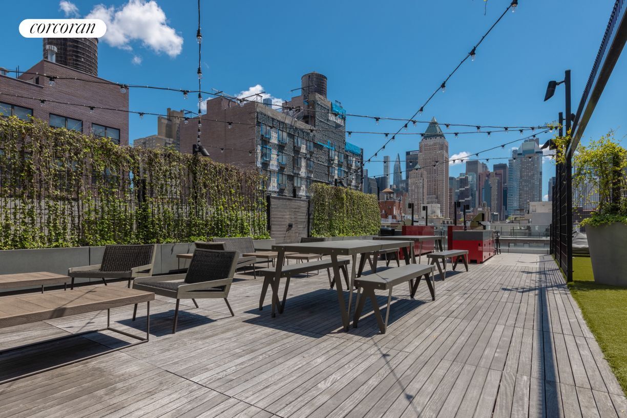 Building Photo - 547 W 47th St