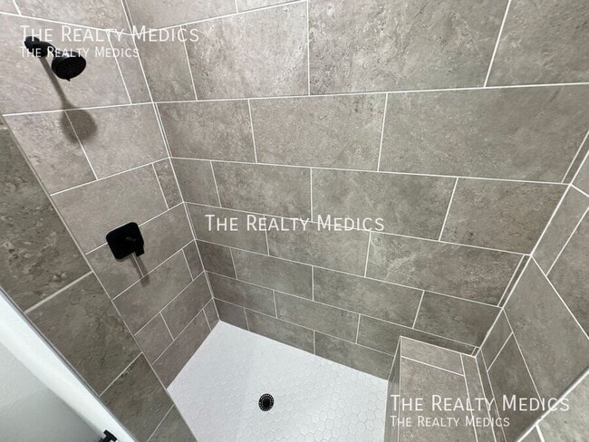 Building Photo - 2226 Rock Dr