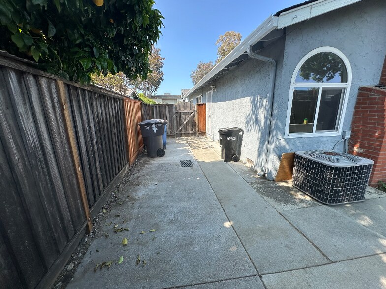 Building Photo - 962 Gale Dr