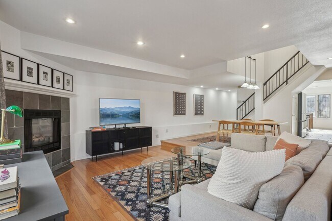 Building Photo - HALF MONTH RENT FREE!!!! GORGEOUS Brick To...
