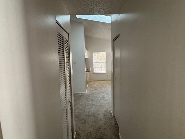 Building Photo - 2 Bedroom, 1 Bath Condo in Virginia Beach