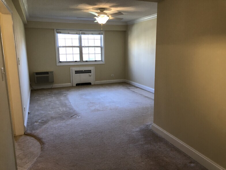 Empty Living Room - 4378 N Pershing Dr